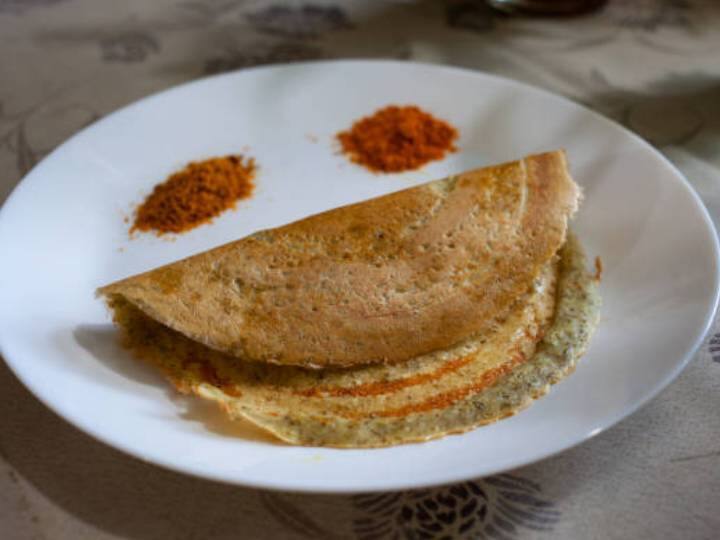 एक नॉन-स्टिक तवा गरम करें और उस पर थोड़ा तेल छिड़कें. अब तवे पर 2-3 कलछी बैटर डालें और एक पतली परत बनाने के लिए गोलाकार गति में फैलाए.डोसे को दोनों तरफ से सुनहरा और कुरकुरा होने तक सेंक लें. बचे हुए बैटर से ऐसे ही और डोसे बना लें। इतने बैटर से आप आसानी से 5-6 डोसे बना सकते हैं.अब आपका डोसा परोसने के लिए तैयार है. नारियल की चटनी या सांभर के साथ परोसें और परोसें.