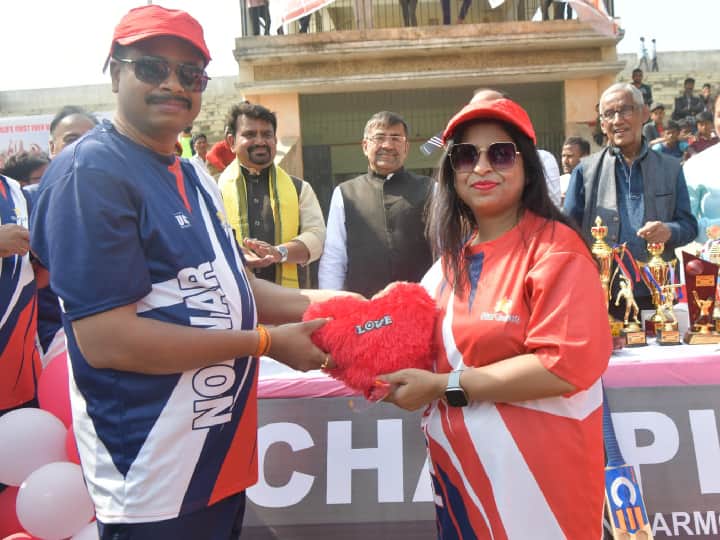 Valentine Championship Patna: Love Marriage Couples Played cricket in Valentine's Week in Patna, love XI was defeated by Ishq XI Valentine Championship: पटना में वैलेंटाइन वीक में इश्क के परवानों ने खेला क्रिकेट, मोहब्बत को इश्क एकादश ने दी मात