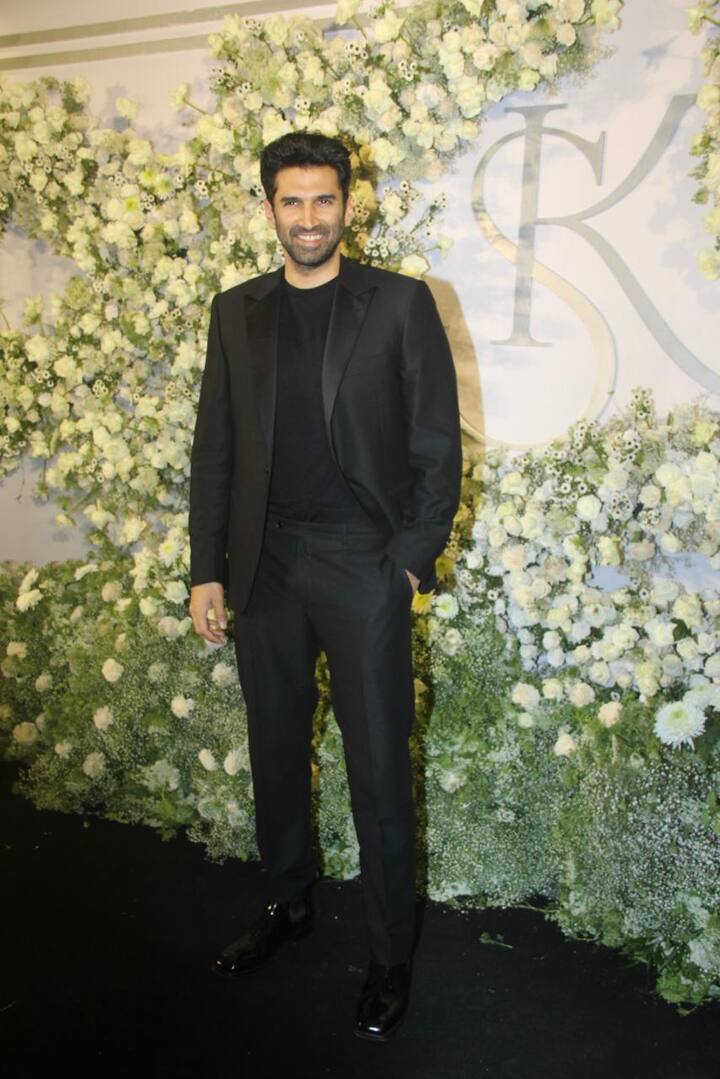 Aditya Roy Kapur made everyone go weak in the knees like always with his dashing looks in a black pantsuit paired with a black tee and matching black shoes. His killer smile added to his charm.
