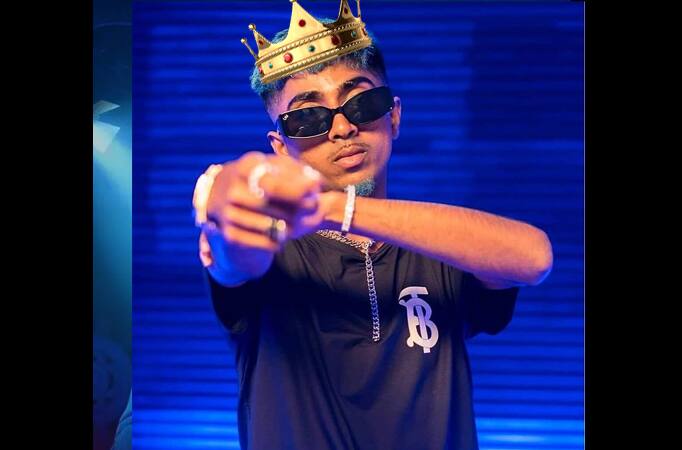 एमसी स्टॅनचे खरे नाव अल्ताफ शेख असून पुण्यातील झोपडपट्टीत 30 ऑगस्ट 1999 रोजी त्याचा जन्म झाला.