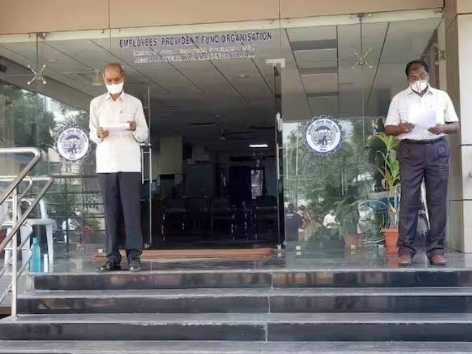 PF ਤੋਂ ਐਡਵਾਂਸ ਪੈਸੇ ਕਢਵਾਉਣ ਲਈ, ਤੁਹਾਨੂੰ www.epfindia.gov.in ਵੈੱਬਸਾਈਟ ਦੇ ਹੋਮ ਪੇਜ 'ਤੇ ਆਨਲਾਈਨ ਐਡਵਾਂਸ ਕਲੇਮ 'ਤੇ ਕਲਿੱਕ ਕਰਨਾ ਹੋਵੇਗਾ। ਇਸਦੇ ਲਈ ਤੁਹਾਨੂੰ https://www.epfindia.gov.in/site_en/index.php 'ਤੇ ਲੌਗਇਨ ਕਰਨਾ ਹੋਵੇਗਾ।