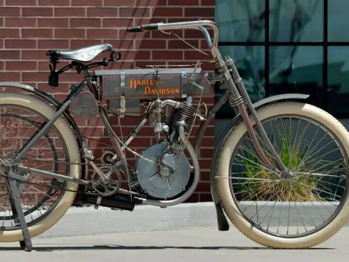 नुकताच हार्ले डेव्हिडसनच्या (Harley-Davidson) एका व्हिंटेज बाईकचा लिलाव झाला आहे. ही बाईक 1908 मध्ये हार्ले डेव्हिडसनने (Harley-Davidson) बनवली होती, जिचा आता लिलाव करण्यात आला आहे. या ही 115 वर्ष जुनी बाईक तब्बल 935,000 डॉलर्समध्ये विकली गेली आहे.