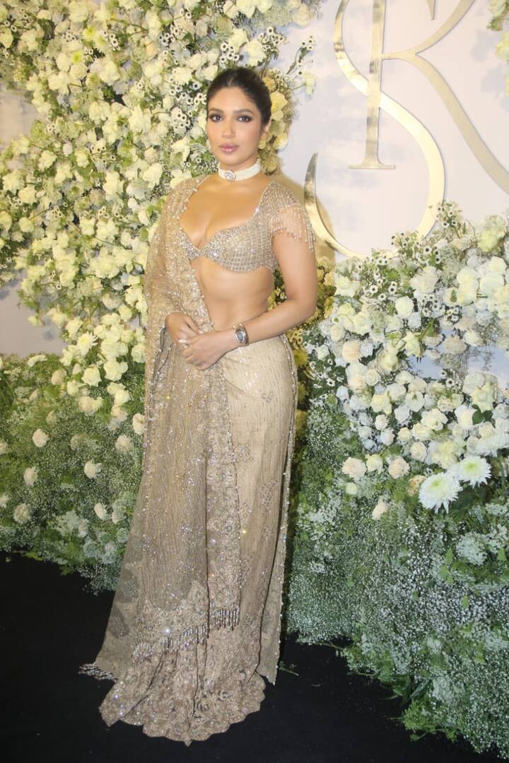 Actress Bhumi Pednekar looked bewitching in a pastel saree paired with a matching low-cut blouse. Her look was all about keeping it blingy and classy. The pearl choker and her sleek hairdo made her stand out.