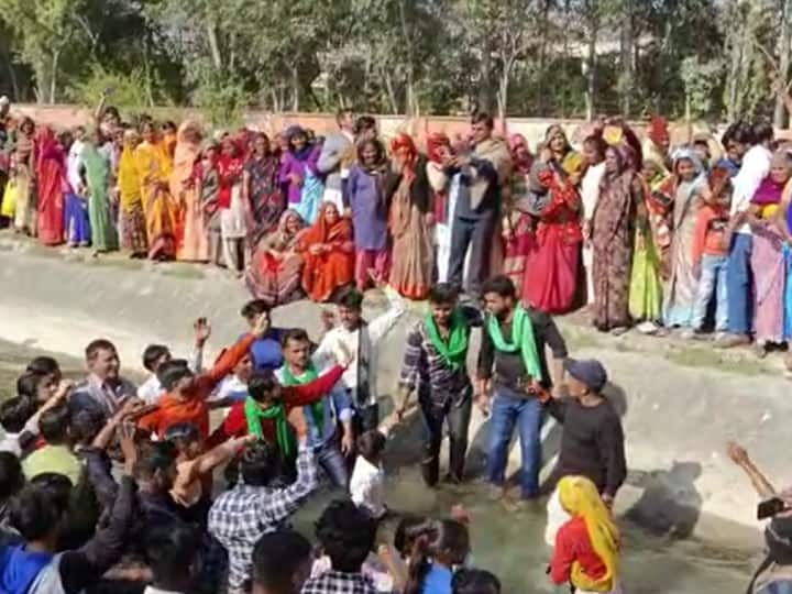 Greater Noida Dadri Uttar Pradesh Protest of farmer families demanding compensation jobs Police deployed ANN Greater Noida News: दादरी में NTPC के खिलाफ सड़कों पर उतरे किसान, भारी पुलिस बल तैनात, छावनी में बदला