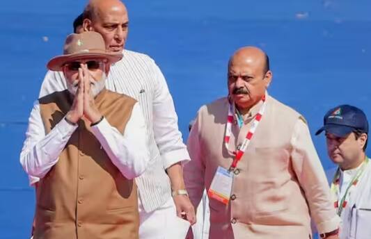 ਇਸ ਵਾਰ ਸਵਦੇਸ਼ੀ ਹਵਾਈ ਜਹਾਜ਼ਾਂ ਅਤੇ ਹੈਲੀਕਾਪਟਰਾਂ ਦੇ ਨਾਲ-ਨਾਲ ਹਿੰਦੁਸਤਾਨ ਏਅਰੋਨਾਟਿਕਸ ਲਿਮਟਿਡ (ਐੱਚ.ਐੱਲ.) ਤੋਂ ਡੀਆਰਡੀਓ ਦਾ ਤਾਪਸ ਡਰੋਨ ਵੀ ਅਸਮਾਨ 'ਚ ਦੇਖਿਆ ਗਿਆ। ਡੀਆਰਡੀਓ ਦਾ ਤਾਪਸ-ਡਰੋਨ ਫਲਾਈ ਪਾਸਟ ਦੀ ਵੀਡੀਓ ਰਿਕਾਰਡਿੰਗ ਲਈ ਅਸਮਾਨ ਵਿੱਚ ਰਿਹਾ ਤਾਂ ਜੋ ਜ਼ਮੀਨੀ ਲੋਕ ਇਸ ਦੀ ਲਾਈਵ ਫੀਡ ਦੇਖ ਸਕਣ। (ਫੋਟੋ-ਪੀਟੀਆਈ)