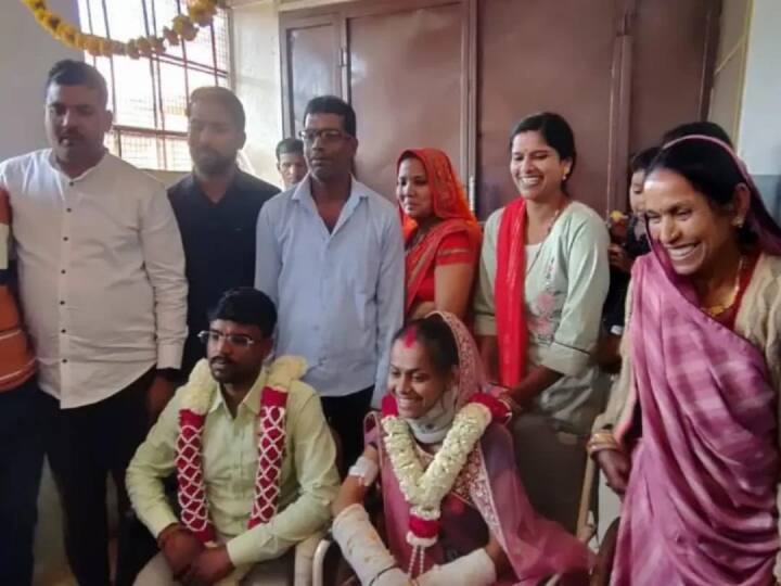 Rajasthan News Kota bride hospitalized before marriage couple married hospital Room ANN Kota News: सीढ़ियों से गिरी दुल्हन तो दुल्हा बारात लेकर पहुंचा हॉस्पिटल, व्हील चेयर पर पहनाई वरमाला