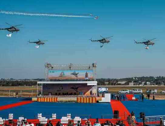 ਇਸ ਤੋਂ ਇਲਾਵਾ ਭਾਰਤ ਦੇ ਟ੍ਰੇਨਰ ਏਅਰਕ੍ਰਾਫਟ ਦਾ ਵਿਸ਼ੇਸ਼ ਗੁਰੂਕੁਲ-ਫੋਰਮੇਸ਼ਨ ਵੀ ਖਿੱਚ ਦਾ ਕੇਂਦਰ ਰਿਹਾ। ਇਸ ਵਿੱਚ ਐਲਸੀਏ-ਟ੍ਰੇਨਰ, ਹਾਕ-1, ਆਈਜੇਟੀ ਅਤੇ ਆਈਜੇਟੀ ਵਰਗੇ ਹਵਾਈ ਜਹਾਜ਼ ਸ਼ਾਮਲ ਸਨ। ਗੁਰੂਕੁਲ ਫੋਰਮੇਸ਼ਨ ਦੀ ਅਗਵਾਈ ਏਅਰ ਚੀਫ਼ ਮਾਰਸ਼ਲ ਵੀਆਰ ਚੌਧਰੀ ਨੇ ਕੀਤੀ, ਜੋ ਖੁਦ ਐਲਸੀਏ ਜਹਾਜ਼ ਵਿੱਚ ਉਡਾਣ ਭਰ ਰਹੇ ਸਨ। (ਫੋਟੋ-ਪੀਟੀਆਈ)