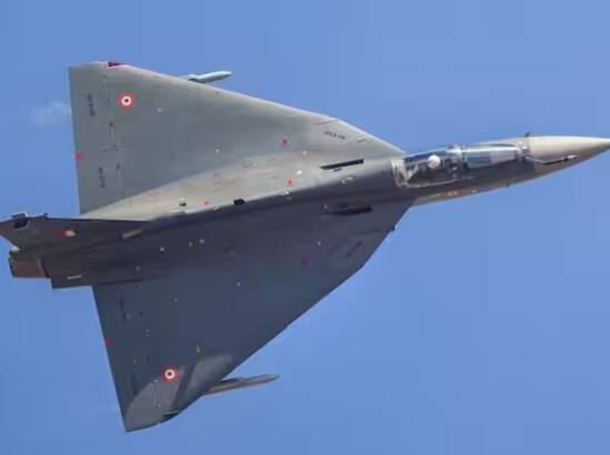 ਉਨ੍ਹਾਂ ਕਿਹਾ ਕਿ ਜੋ ਦੇਸ਼ ਦਹਾਕਿਆਂ ਤੱਕ ਰੱਖਿਆ ਦਾ ਸਭ ਤੋਂ ਵੱਡਾ ਦਰਾਮਦਕਾਰ ਸੀ, ਉਸ ਨੇ ਹੁਣ ਦੁਨੀਆ ਦੇ 75 ਦੇਸ਼ਾਂ ਨੂੰ ਰੱਖਿਆ ਉਪਕਰਨਾਂ ਦਾ ਨਿਰਯਾਤ ਕਰਨਾ ਸ਼ੁਰੂ ਕਰ ਦਿੱਤਾ ਹੈ। ਸੁਧਾਰਾਂ ਦੀ ਮਦਦ ਨਾਲ ਹਰ ਖੇਤਰ ਵਿੱਚ ਆ ਰਹੀਆਂ ਕ੍ਰਾਂਤੀਕਾਰੀ ਤਬਦੀਲੀਆਂ ਦੇ ਮੱਦੇਨਜ਼ਰ ਪ੍ਰਧਾਨ ਮੰਤਰੀ ਨੇ ਕਿਹਾ, “ ਭਾਰਤ ਦੀ 21ਵੀਂ ਸਦੀ, ਹੁਣ ਨਾ ਤਾਂ ਕੋਈ ਮੌਕਾ ਗੁਆਏਗਾ ਅਤੇ ਨਾ ਹੀ ਆਪਣੀ ਮਿਹਨਤ ਵਿੱਚ ਕੋਈ ਕਮੀ ਆਵੇਗੀ। (ਫੋਟੋ-ਪੀਟੀਆਈ)