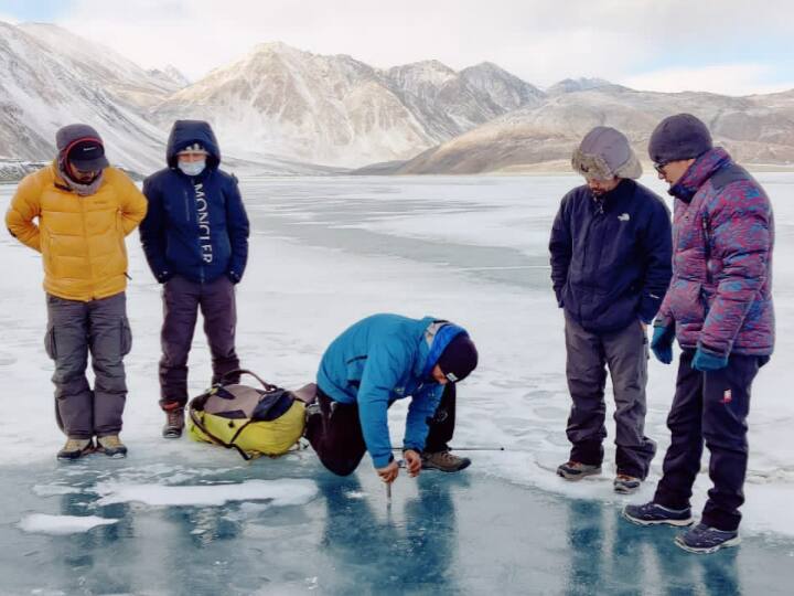 Frozen Lake Marathon to be held on frozen lake participants will run on Pangong Lake in Ladakh on February 20 ann Ladakh Frozen Lake Marathon: गिनीज वर्ल्ड रिकॉर्ड पर निगाहें! जमी हुई पैंगोंग झील पर 21 KM की मैराथन, पढ़कर यकीन नहीं होगा