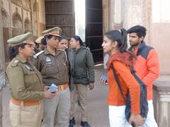 वैलेंटाइन-डे को लेकर एंटी रोमियो स्क्वाड अलर्ट, पार्क में बैठे कपल से हो रही है पूछताछ