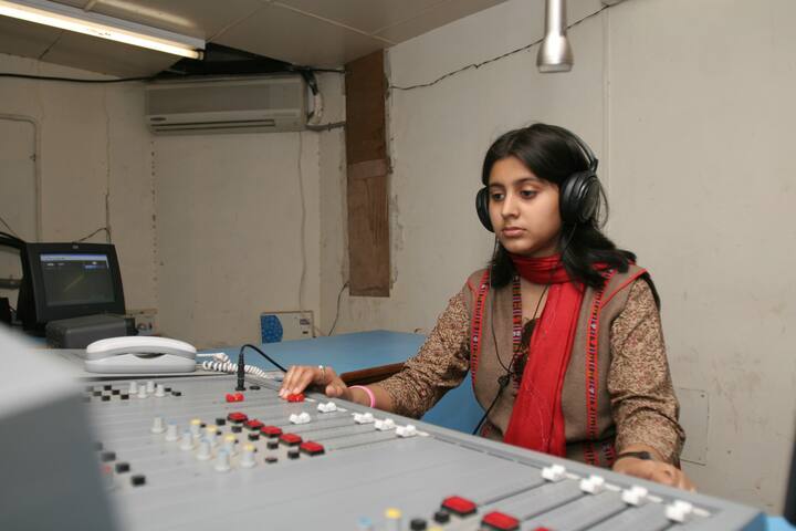 সমাজ থেকে ব্যক্তিগত জীবনে রেডিওর এই অবদান স্মরণে রাখতেই পালিত হয় বিশ্ব রেডিও দিবস (World Radio Day)। প্রতিবছর ১৩ ফেব্রুয়ারি পালিত হয় এই দিনটি।