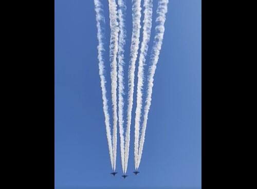 हा एअर शो 13 ते 17 फेब्रुवारी दरम्यान पार पडणार आहे. कर्नाटकच्या बंगळुरूमधील येलहंका एअर फोर्स स्टेशनमध्ये एअरो इंडिया 2023 कार्यक्रम होत आहे.