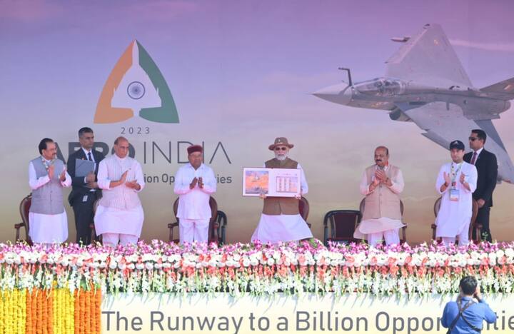 पंतप्रधान नरेंद्र मोदी आज एअरो इंडिया 2023 (Aero India Show 2023) कार्यक्रमाचं उद्घाटन पार पडलं आहे. एअरो इंडिया 2023 मध्ये जगाला भारताची ताकद दिसणार आहे.