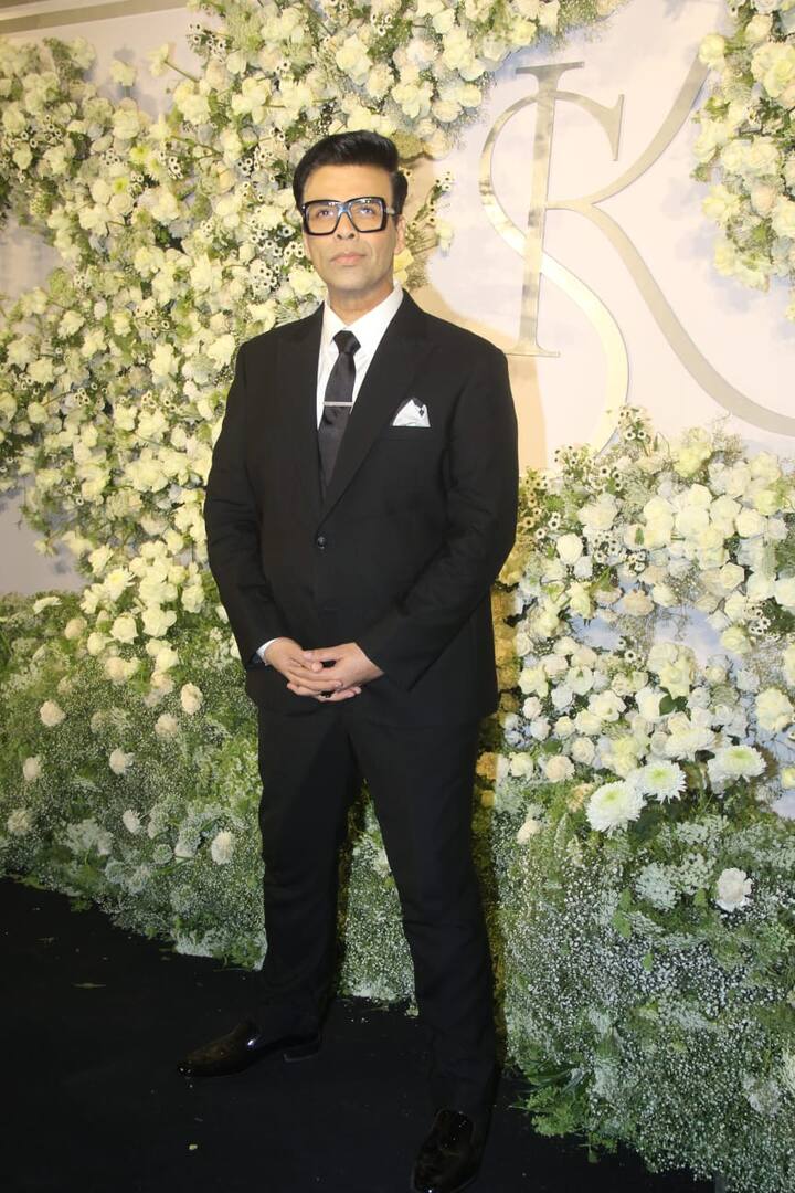 రిసెప్షన్ లో ఫోటోలకు ఫోజులిస్తున్న కరణ్