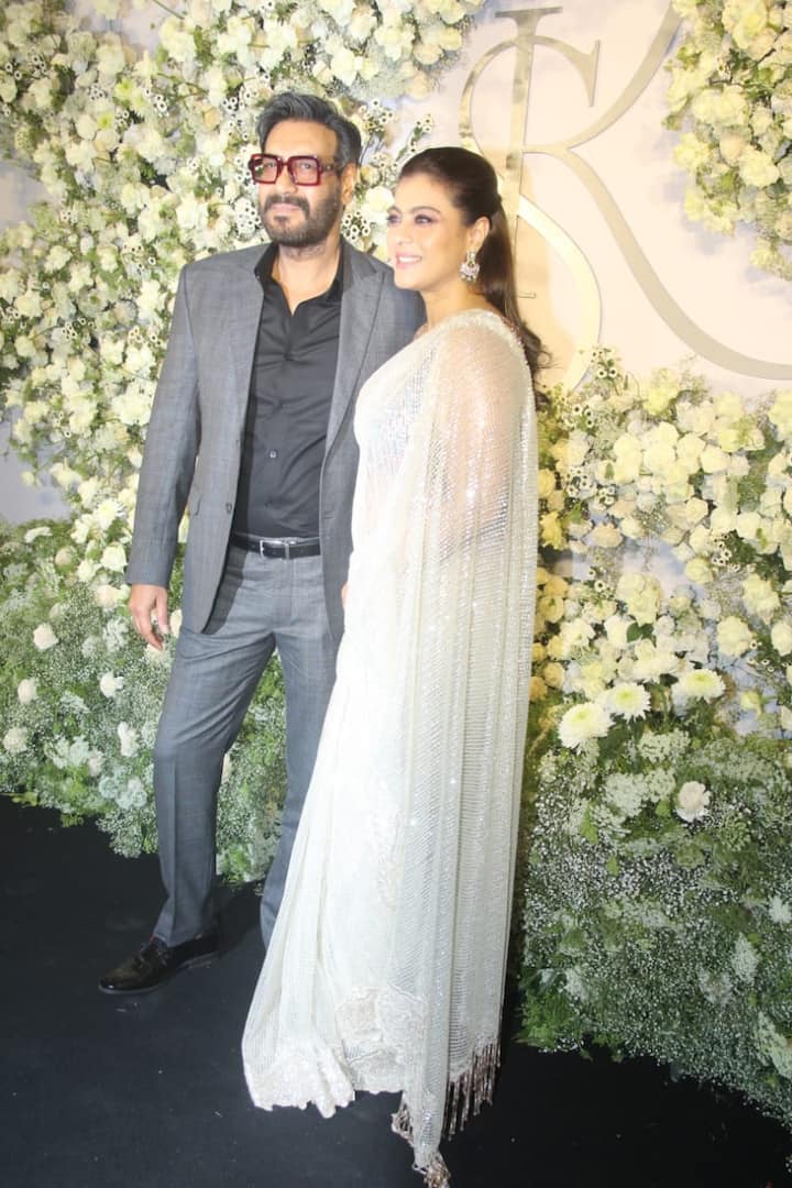 सिड-कियारा के वेडिंग रिसेप्शन में अजय देवगन अपनी पत्नी काजोल के साथ पहुंचे थे. अजय और काजोल की जोड़ी काफी खूबसूरत लग रही थी.