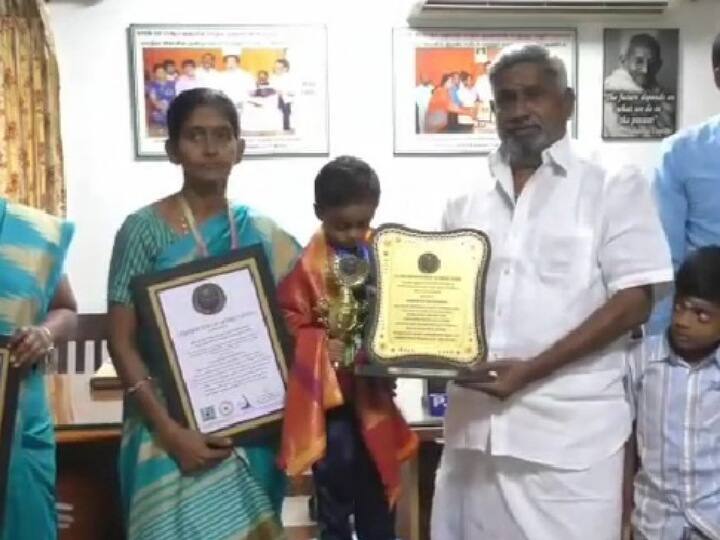 Karur: 32 Union period poets, literary names, one minute 21 second record TNN கரூரில் ப்ரீகே.ஜி குழந்தை படைத்த உலக சாதனை.... ஒரு நிமிடம் 21 விநாடிகளில்...வேற லெவல்..!