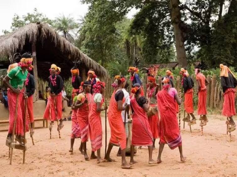 Valentine Day Special Bastar Chhattisgarh Lover Expresses His Love By Giving Comb Girl Gives Special Gift Valentines Day Special: ప్రియుడు ఇచ్చే దువ్వెన నచ్చితే  ప్రియురాలి గొడ్డలి ఇస్తుంది-  గిరిజన పల్లెలో వెరైటీ వాలెంటైన్ డే !