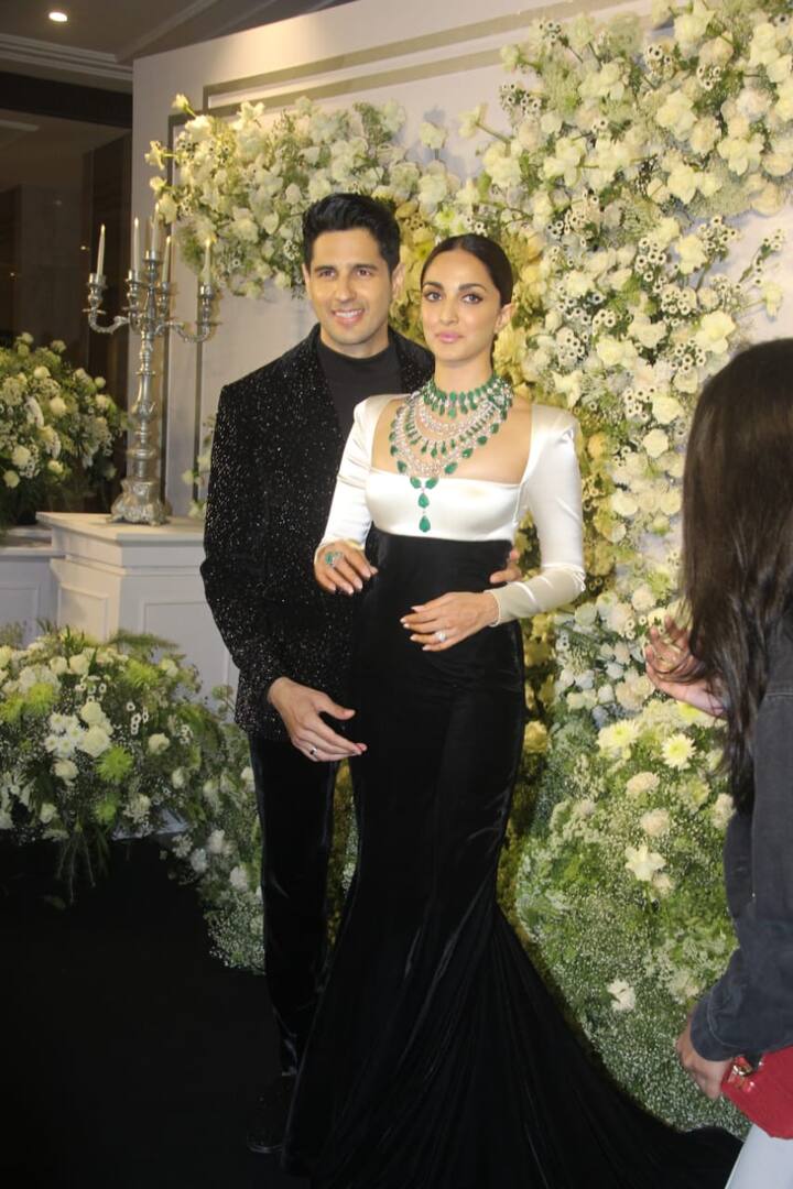 Sidharth and Kiara looked adorable as they twinned in black outfits. Kiara's statement emerald and diamond necklace was the star of the evening, highlighting her look to perfection.