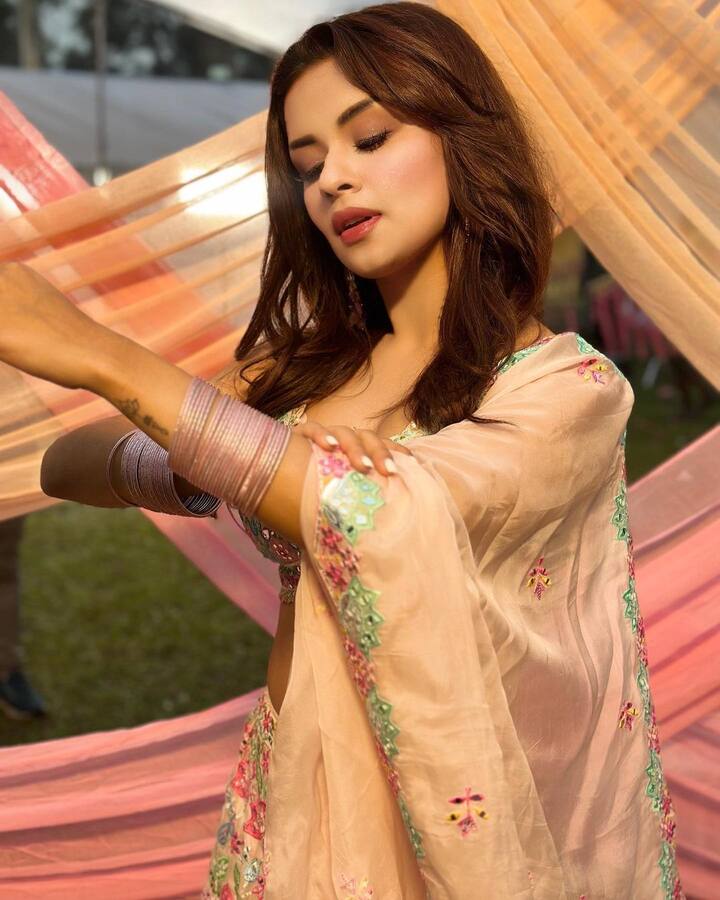आऊटफीटमध्ये अवनीत खूपच सुंदर दिसत आहे.