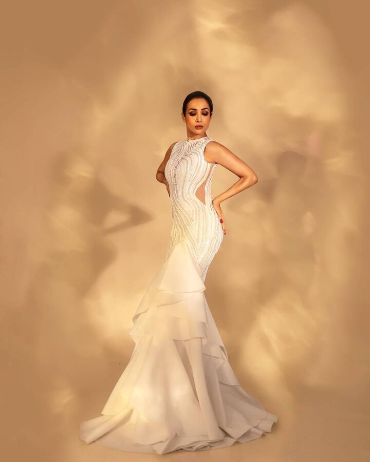 She has been styled by Maneka Harisinghani, while her makeup has been done by Simone C. (Image Source: Instagram)