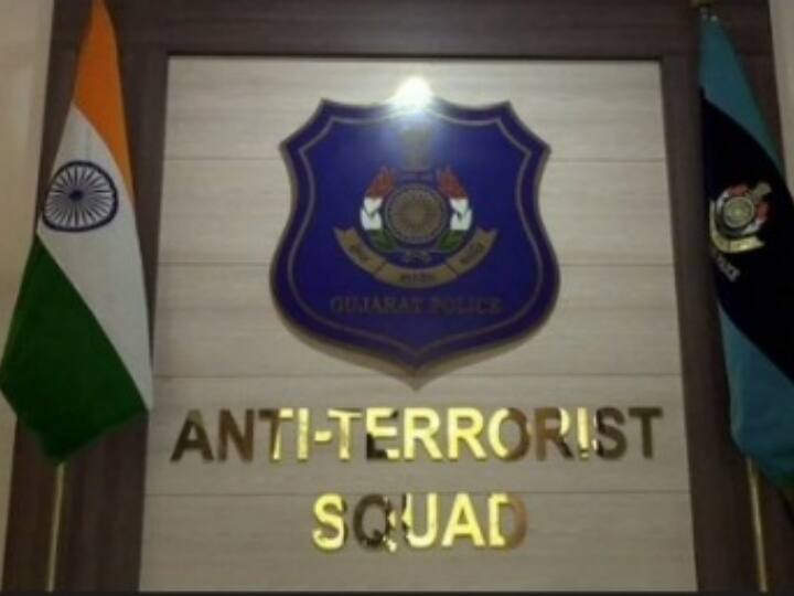 Gujarat ATS Action five Arrested For Blackmailing Former IPS Officer Gujrat News: गुजरात एटीएस की बड़ी कार्रवाई, पूर्व IPS अधिकारी से ब्लैकमेलिंग के आरोप में पांच गिरफ्तार