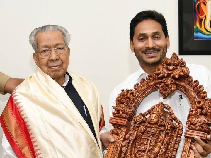 Andhra Pradesh Chief Minister YS Jagan Mohan Reddy met on Monday with Governor Biswabhushan Harichandan, who served as Andhra Pradesh Governor for three and a half years and transferred to Chhattisgarh. (Image source: Twitter/@AndhraPradeshCM)