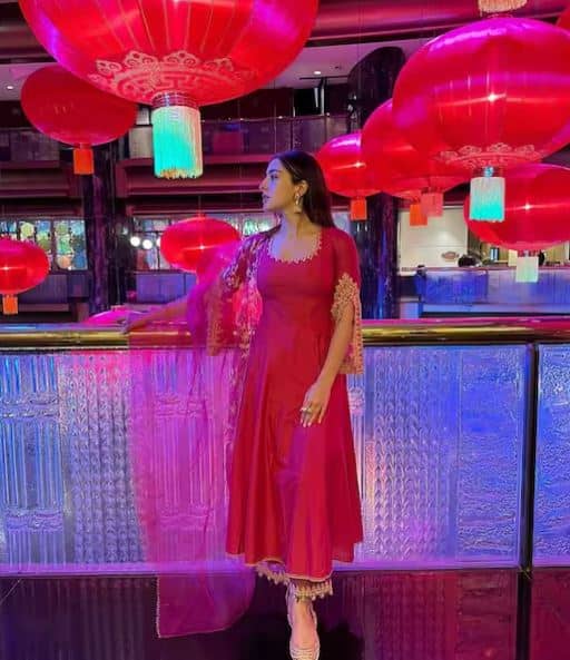 ਸਾਰਾ ਅਲੀ ਖਾਨ ਦੀਆਂ ਇਨ੍ਹਾਂ ਤਸਵੀਰਾਂ 'ਚ ਤੁਸੀਂ ਦੇਖ ਸਕਦੇ ਹੋ ਕਿ ਉਹ ਖੂਬ ਮਸਤੀ ਕਰਦੀ ਨਜ਼ਰ ਆ ਰਹੀ ਹੈ।