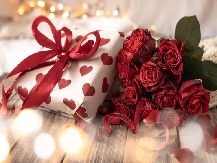 Valentine's Day 2023: कल यानी 14 फरवरी को पूरी दुनिया प्यार का त्योहार वैलेंटाइन डे मनाएगी. इस दिन दो प्यार करने वाले लोग एक दूसरे को गिफ्ट देकर अपने प्रेम का इज़हार करते हैं.