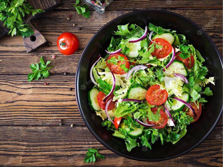 Should You Eat Raw Salad Or Not Know From Expert Raw Salad: क्या कच्ची सब्जियां खाना सेहत के लिए नुकसानदेह? आयुर्वेद एक्सपर्ट ने दिया जवाब
