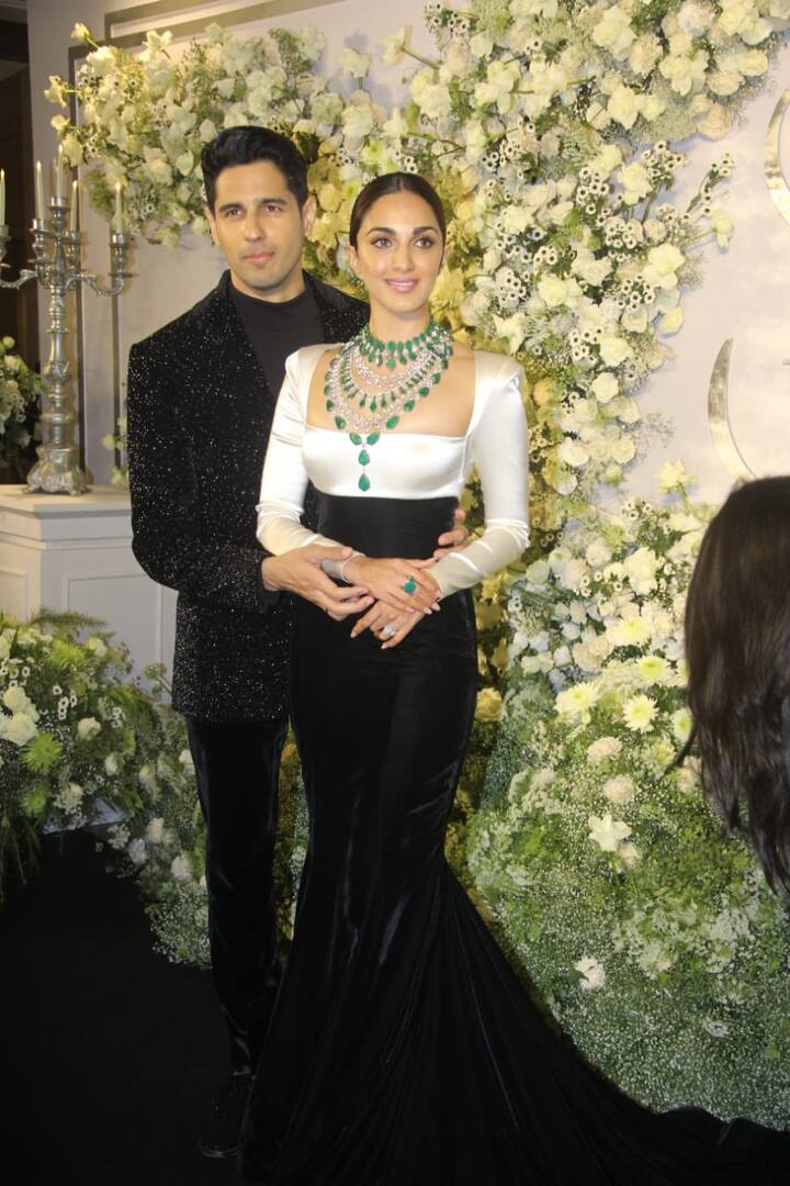 सिद्धार्थ मल्होत्रा और कियारा आडवाणी ने 7 फरवरी को जैसलमेर के सूर्यगढ़ किले में ड्रीमी वेडिंग की थी. शादी के बाद से सिड-कियारा जमकर जश्न मना रहे हैं. दिल्ली के बाद अब कियारा और सिद्धार्थ ने बीते दिन मुंबई में भी ग्रैंड वेडिंग रिसेप्शन पार्टी होस्ट की थी जिसमें बॉलीवुड के तमाम स्टार्स नजर आए.