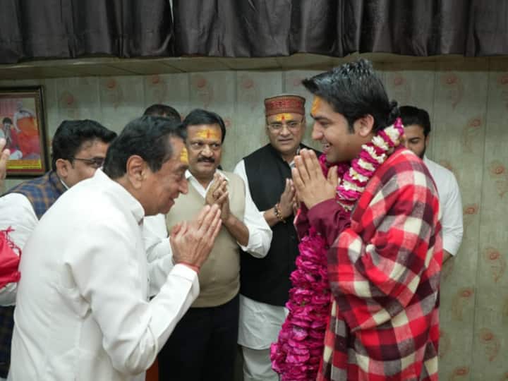Congress Leader Kamal Nath Meets Bageshwar Dham Sant Dhirendra Shashtri In Madhya Pradesh धीरेंद्र शास्त्री के बागेश्वर धाम पहुंचे कमलनाथ: सिर झुकाया, हनुमान जी का आशीर्वाद लिया और हिंदू राष्ट्र का सवाल आया तो टका सा जवाब देकर लौट आए
