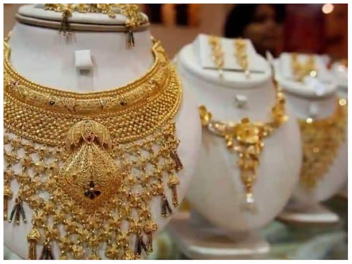 दुबई से सोना खरीदने का एक कारण यह भी है कि वहां सोने पर काफी बारीक काम किया जाता है और जिसका डिजाइन काफी अच्छा होता है. इस तरह वहां से सोना खरीदने पर भारतीयों को भारत से अलग डिजाइन मिल जाते हैं.