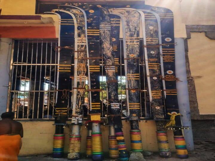 Madurai: eighteenth round Karuppan was awarded a Veichrua of 18 feet length TNN மதுரை: பதினெட்டாம்படி கருப்பணுக்கு 18 அடியில் வீச்சருவா; அருள் வாக்குச் சொன்ன பெண் பக்தர்கள் !