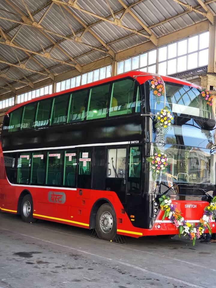 बेस्टच्या कुलाबा आगारात पहिल्या ईव्ही डबल डेकरचं पूजन करण्यात आले आहे.