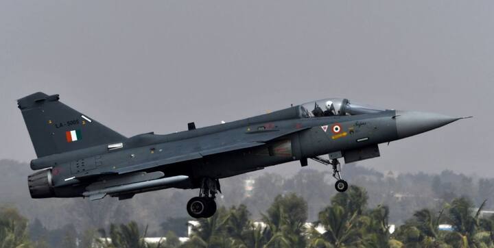 यामध्ये भारतीय हवाई दलाची वेगवेगळी प्रात्यक्षिकं पाहायला मिळणार आहेत. हवाई दलात नव्याने सामील करण्यात आलेलं तेजस लढाऊ विमान (Fighter Jet Tejas) यातील मुख्य आकर्षण असणार आहे.