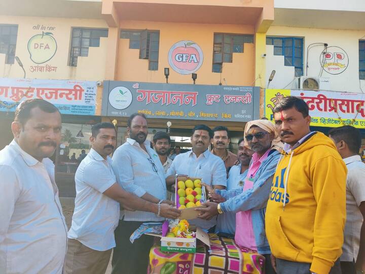 या 15 पेट्यांचे पूजन करूुन त्यांचा सौदा करण्यात आला.