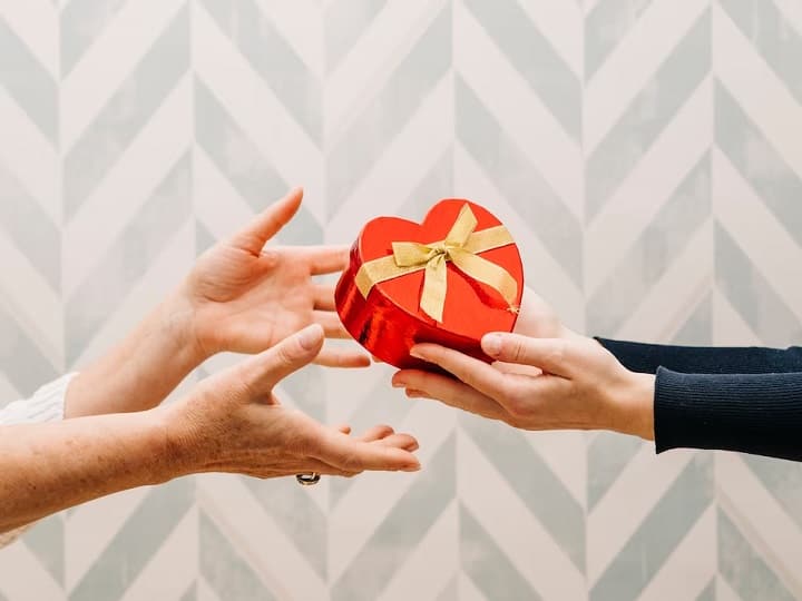 Valentine's Day Financial Gifts 2023: वैसे तो बाजार में कई ऐसे गिफ्ट्स हैं जो आप अपने पार्टनर को बतौर गिफ्ट दे सकते हैं, लेकिन हम आपको कुछ ऐसे तोहफा के बारे में जानकारी देने वाले हैं जिसे आप अपने पति/पत्नी को देकर उन्हें वित्तीय सुरक्षा प्रदान कर सकते हैं. आइए जानते उन फाइनेंशियल गिफ्ट्स के बारे में जिससे आप अपने पार्टनर को जीवन भर के लिए वित्तीय चिंताओं से मुक्त कर सकते हैं.(PC: Freepik)