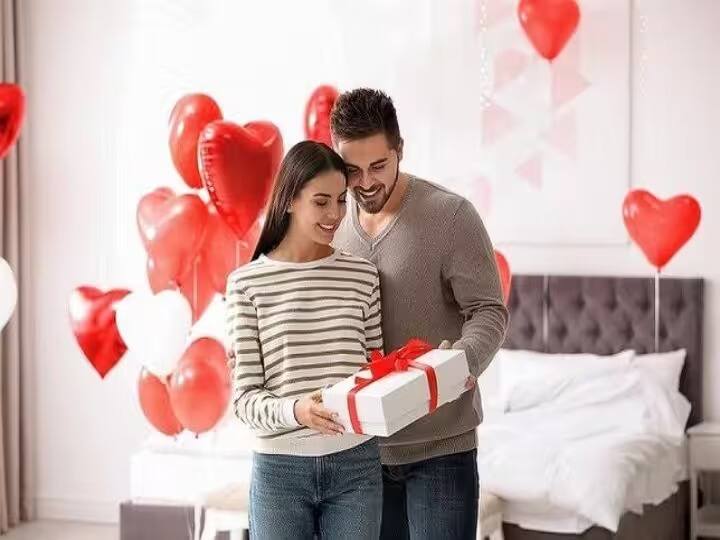 Valentine's Day Gift : 'व्हॅलेंटाईन डे' जवळ येतोय अशातच तुम्हाला तुमच्या पार्टनरला काय गिफ्ट द्यायचं याबाबत गोंधळ होत असेल तर हे ऑप्शन्स तुमच्यासाठी आहेत.