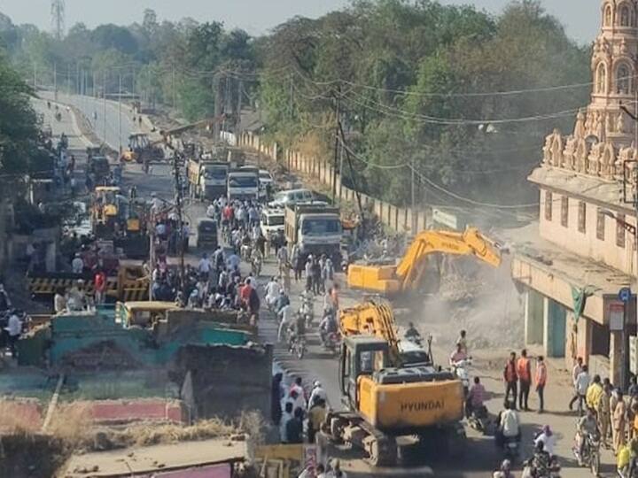 Aurangabad News: औरंगाबादकरांचे लक्ष लागलेल्या हर्सूल येथील मुख्य रस्त्यावरील बांधकाम काढण्याच्या कारवाईला सुरवात झाली आहे.