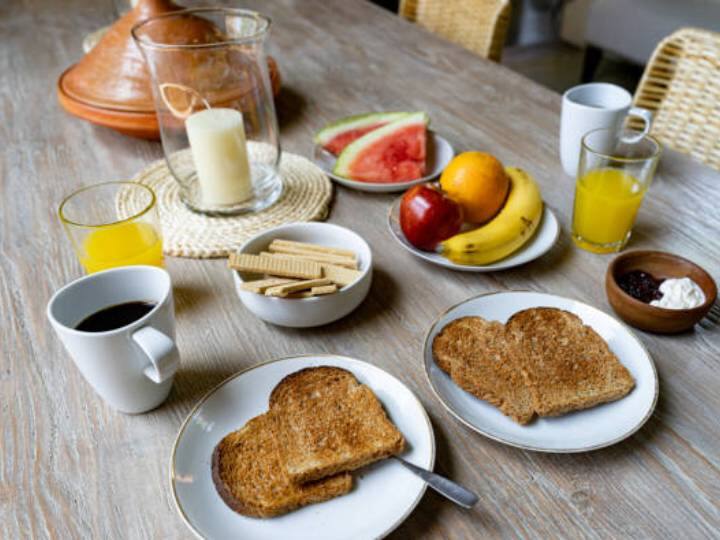 ठंडा करके कुकीज से सजाकर परोसें.