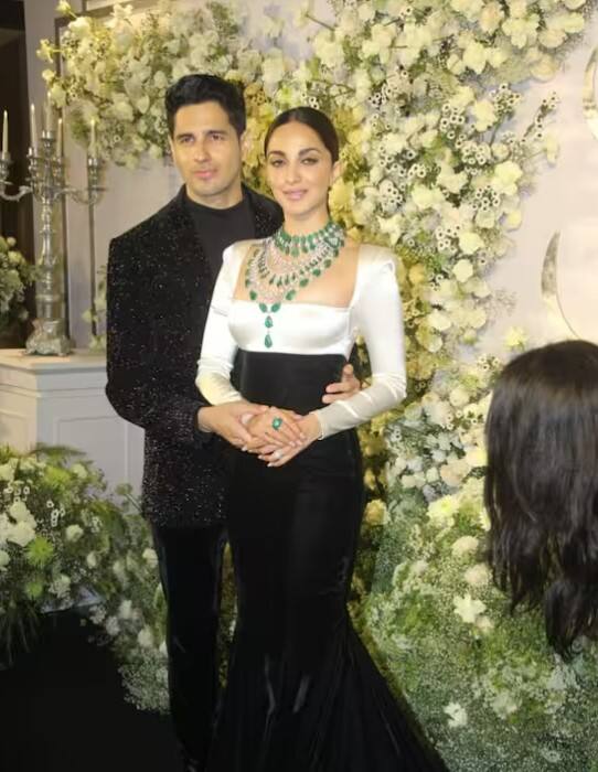 कियारा आणि सिद्धार्थने रिसेप्शनसाठी खास लूक केला होता. कियाराने ब्लॅक अँड व्हाईट ड्रेस, स्टोनची ज्वेलरी असा लूक केला होता. तर सिद्धार्थने ऑल ब्लँक लूक केला होता.