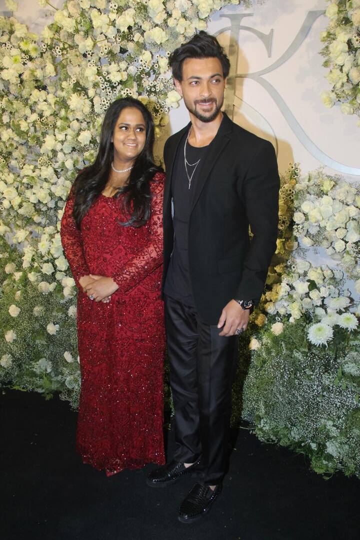 Aayush Sharma rocked the casual all black look while his wife Arpita looked graceful in a maroon gown.