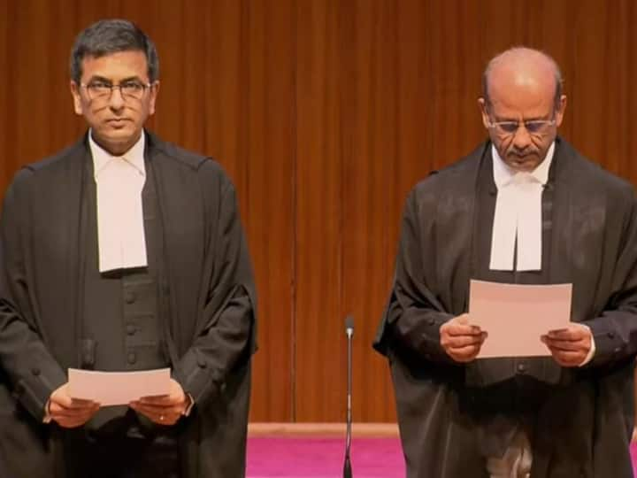 Supreme Court Judge CJI Chandrachud administered oath to two more judges filled all 34 sanctioned posts of judges in SC ANN Supreme Court Judge: CJI चंद्रचूड़ ने दो और जजों को दिलाई शपथ, 34 जजों की फुल स्ट्रेंथ के साथ अब काम करेगा सुप्रीम कोर्ट