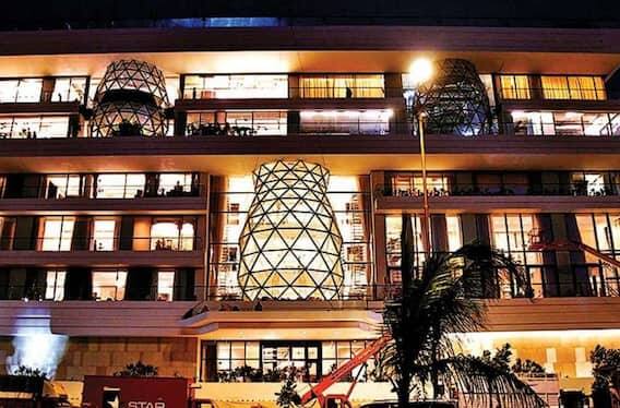 ગુલિતા - મુકેશ અંબાણીની પુત્રી ઈશા અંબાણી અને આનંદ પીરામલનીનું નવું ઘર વર્લીમાં છે. આ ઘરનો નજારો ખૂબ જ અદભૂત છે. આ સી ફેસિંગ છે. આ બંગલો પીરામલ પરિવારે 2012માં 452 કરોડ રૂપિયામાં ખરીદ્યો હતો. ગુલિતા લગભગ 50 હજાર ચોરસ ફૂટમાં ફેલાયેલી છે. ઈશાનું ઘર અંદરથી સંપૂર્ણ રીતે રોયલ છે. જણાવી દઈએ કે વર્ષ 2018માં ઈશા અંબાણીના લગ્ન દિગ્ગજ ઉદ્યોગપતિ અજય પીરામલના પુત્ર આનંદ પીરામલ સાથે થયા હતા. આ લગ્ન પછી ઈશા અંબાણીને પતિ આનંદ પીરામલના માતા-પિતાએ લગ્નની ભેટ તરીકે ગુલિતા નામનું ઘર આપ્યું હતું. આ ઘરની કિંમત 500 કરોડ રૂપિયા છે.