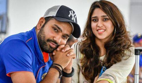 Rohit Sharma: ਭਾਰਤੀ ਟੀਮ ਦੇ ਕਪਤਾਨ ਰੋਹਿਤ ਸ਼ਰਮਾ ਦੀ ਲਵ ਸਟੋਰੀ ਕਿਸੇ ਫਿਲਮੀ ਲਵ ਸਟੋਰੀ ਤੋਂ ਘੱਟ ਨਹੀਂ ਹੈ। ਰੋਹਿਤ ਨੇ ਆਪਣੀ ਪਤਨੀ ਰਿਤਿਕਾ ਨੂੰ 6 ਸਾਲ ਤੱਕ ਡੇਟ ਕਰਨ ਤੋਂ ਬਾਅਦ ਫਿਲਮੀ ਅੰਦਾਜ਼ ਵਿੱਚ ਪ੍ਰਪੋਜ਼ ਕੀਤਾ।