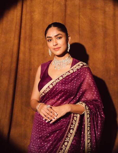 इस लुक में मृणाल ने वाइन रंग की साड़ी कैरी की हुई है, बूटी वर्क वाली एक्ट्रेस की साड़ी में गोल्डन रंग की बॉर्डर, इसे और भी सुंदर बना रही है. डायमंड ज्वेलरी के साथ लुक को कंप्लीट किया है.