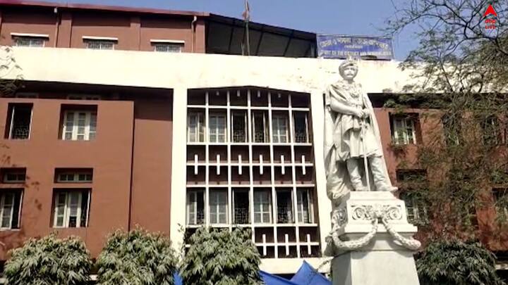 আন্দোলনকারী চাকরিপ্রার্থীরা বলেছেন, 'এখানে যারা আছে সবাই বঞ্চিত। বঞ্চিতদের দল হয় না। সবাই একটাই।' দু'পক্ষেরই দাবি, বঞ্চনাই তাঁদের পথ এক করেছে।