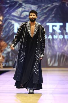 PICS: रैंप पर लहंगा पहन मृणाल ठाकुर ने की कैटवॉक, हाथ थामे चले सिद्धांत चतुर्वेदी, ब्राइडल लुक की चर्चा