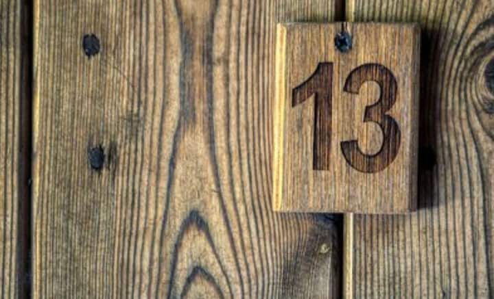 যাত্রাপথে বিড়াল রাস্তা পার হলে দাঁড়িয়ে যাওয়া, পিছুডাক শুনে ফিরে আসা, নিজের অজান্তেই দৈনন্দিন জীবনে এমন নানা অলিখিত নিয়ম মেনে চলি আমরা। এমনিতে বিজ্ঞানের বুলি কপচালেও কিছু অভ্যাস পাল্টাতে পারি না।