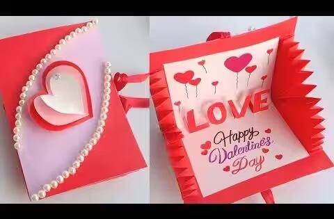 ग्रीटिंग कार्ड्स: आज प्रेम व्यक्त करण्याची पद्धत जरी बदलली असली तरी ग्रीटिंग कार्ड्सची गंमत वेगळीच असते. तुमच्या भावना शब्दांत मांडायच्या असतील तर तुम्ही छानसं ग्रीटिंग कार्ड तुमच्या पार्टनरला देऊ शकता.